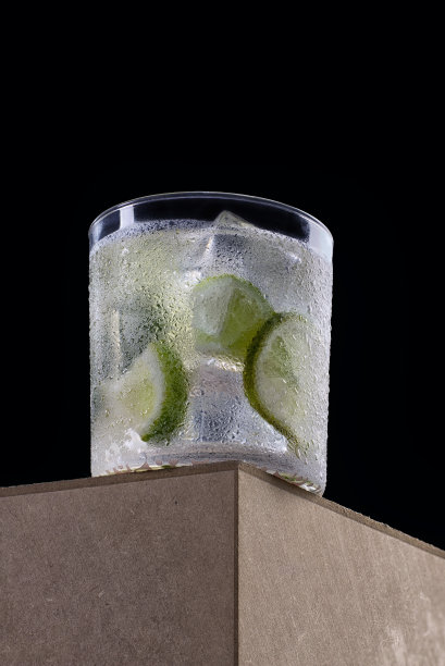 巴西凯匹林纳鸡尾酒，高分辨率照片在演播室与黑色背景图片下载