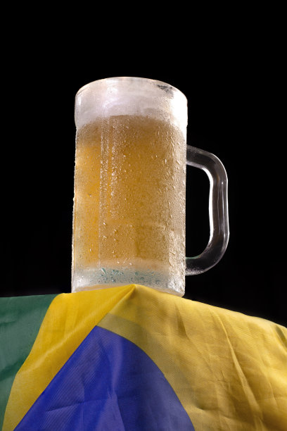 一杯啤酒，高分辨率的照片在演播室与黑色背景图片下载