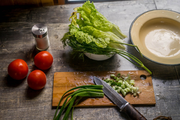 健康的生活方式。男子烹饪长叶生菜沙拉。健康食品的概念图片下载