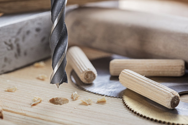 在橡木板上使用钻头、锤子、销子和锉刀图片下载