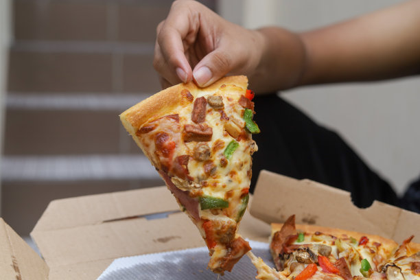 手拿一片披萨，选择性聚焦图片下载