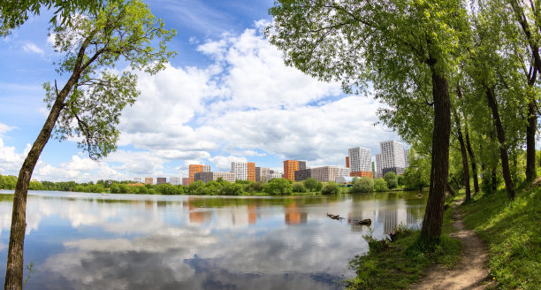 有湖有树的新型现代住宅小区图片下载