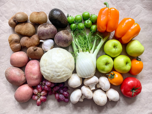 健康饮食:去杂货店购物或送新鲜水果和蔬菜。丰富的维生素的蔬菜图片下载