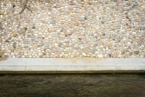 河岸的石头挡土墙图片下载