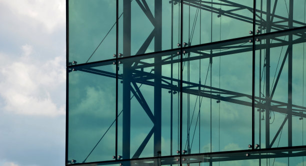 温室、玻璃幕墙和隔音屏障。展厅采用了金属结构，玻璃用四角的不锈钢螺丝固定。建筑图片下载