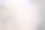 白色的衣服挂在白色的衣架上。图片下载