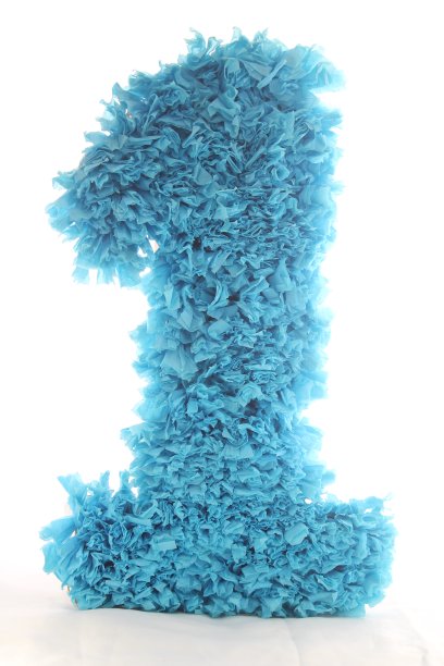 手工制作的蓝色一号准备庆祝男婴的第一个月或一岁。孤立在白色背景。摄影概念的想法。图片下载