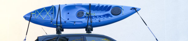 蓝色皮艇在车上用安全带系带系绳图片下载