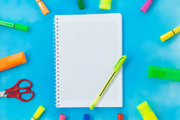 毡尖笔，剪刀和记事本绘图或书写。蓝色背景的文具。观念回到学校，教育。本空间图片下载