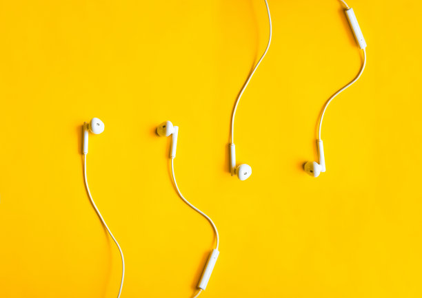 黄色背景耳机的俯视图图片下载