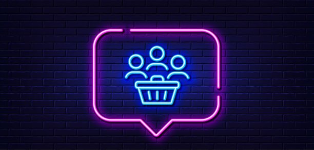 买家与购物车线图标。客户组的迹象。霓虹灯语音泡泡。向量图片下载