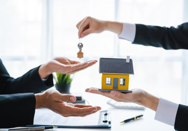 房地产经纪人签约后，销售经理将钥匙交给客户。关于提供按揭贷款和房屋保险图片下载