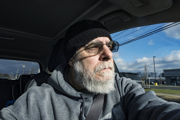 冬季汽车司机年长男子戴墨镜图片下载