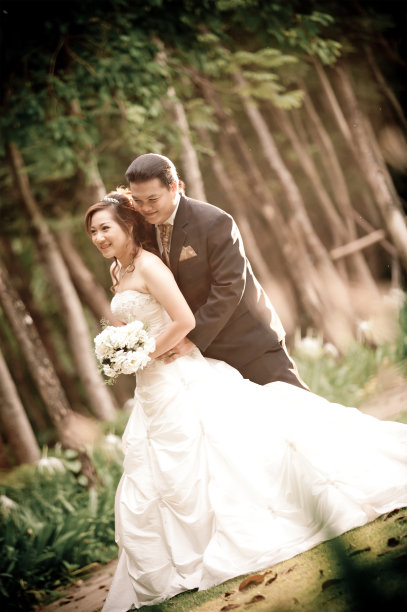 一对新婚夫妇在夏日的户外享受浪漫的时刻。新郎新娘新婚快乐。美丽的新婚夫妇在大自然中。情人节背景照图片下载