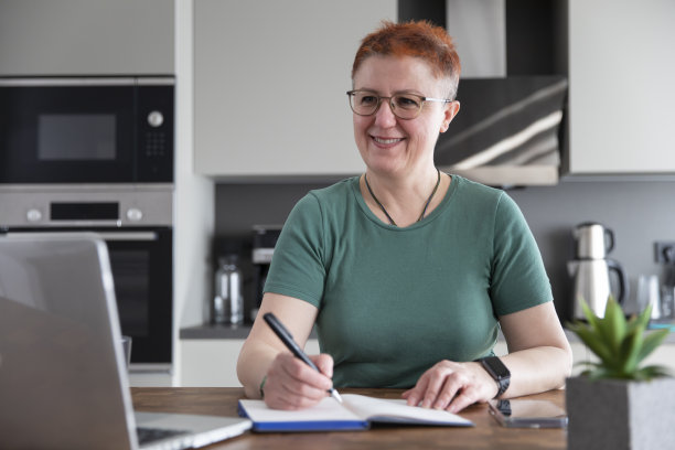 设计师在家工作图片下载