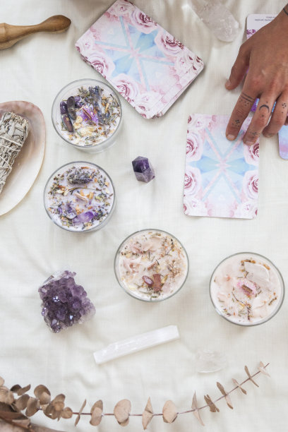 俯视图，一个女人在一个照明的祭坛上铸造塔罗牌，用鲜花和宝石装饰的珍贵蜡烛图片下载