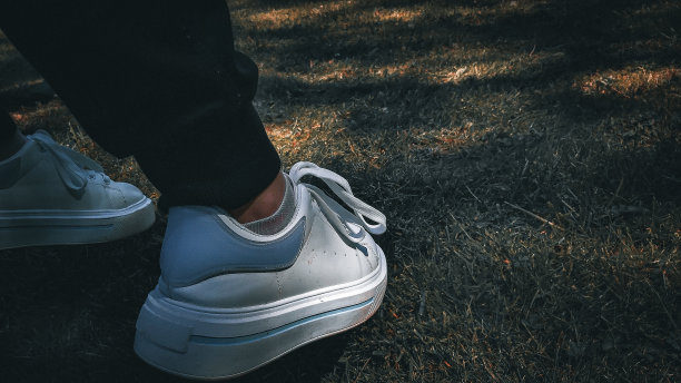 女人的运动鞋在草地上图片下载