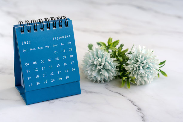 2022年9月大理石桌子上的台历图片下载