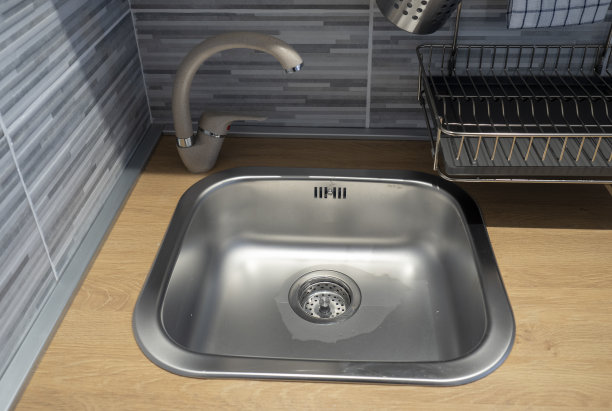 现代厨房水槽，水龙头，厨房面盆镀铬水龙头图片下载