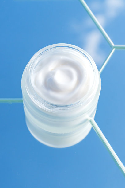 近胶原蛋白霜在玻璃罐天空背景。皮肤和身体护理美容产品的潮流展示图片下载