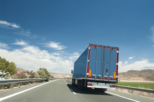 货运拖车在路上图片下载