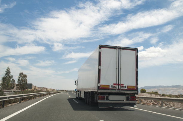 货运拖车在路上图片下载