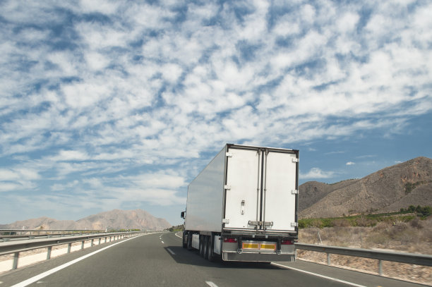 货运拖车在路上图片下载