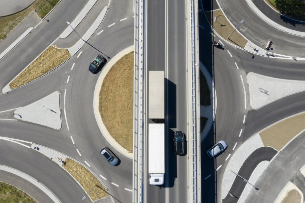 交通圈和公路大桥，鸟瞰图图片下载