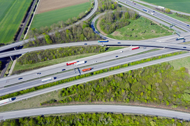 公路路口上方的交通情况图片下载