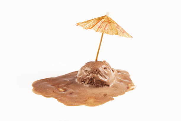 用纸伞融化的冰淇淋图片下载