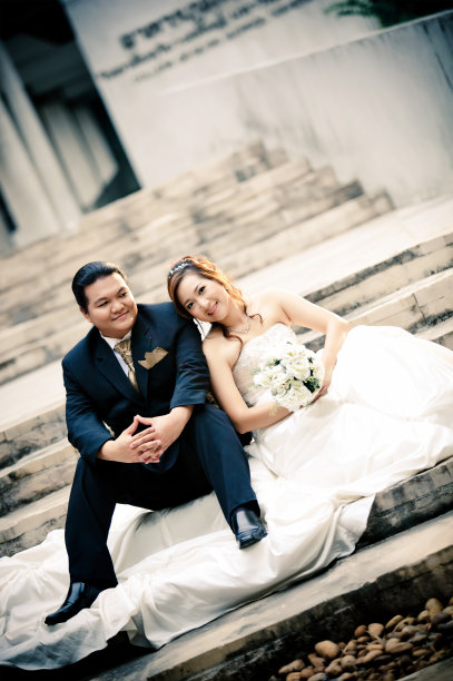 一对新婚夫妇在夏日的户外享受浪漫的时刻。新郎新娘新婚快乐。美丽的新婚夫妇在大自然中。情人节背景照图片下载