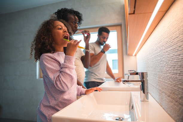 混血家庭在浴室里刷牙图片下载