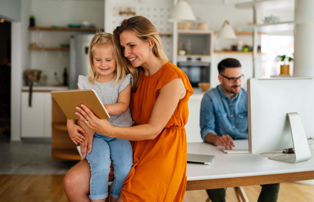 设备科技家庭在线教育理念。幸福的家庭，家里有数码设备。图片下载