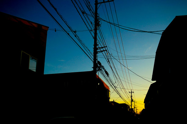 渐变天空和电线的剪影图片下载