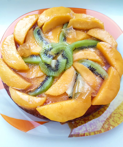 釉面果馅饼或派与切片猕猴桃和桃子，俯视图图片下载