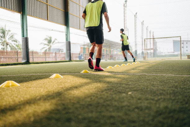 一名年轻的足球运动员在球场上练习拦截另一名球员图片下载