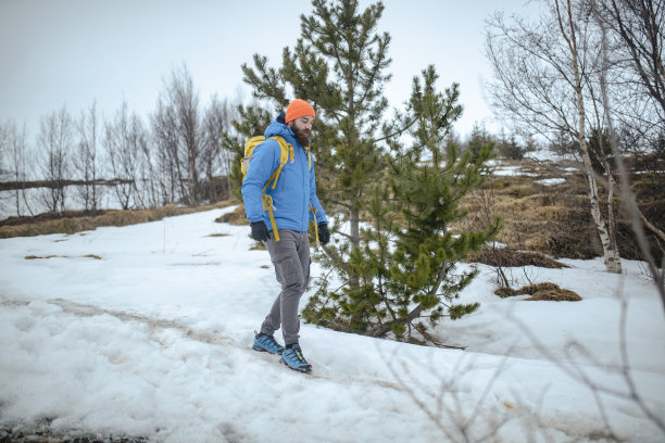 登山运动员小心翼翼地从雪山上下来。ISL图片下载