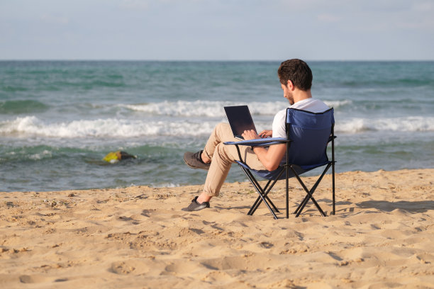 一个在海岸线工作的年轻人图片下载