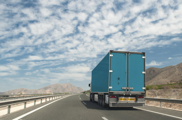 货运拖车在路上图片下载