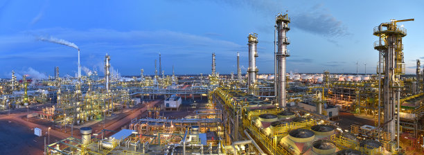 炼油厂-化工厂，夜间有建筑物，管道和照明-工业厂房图片下载