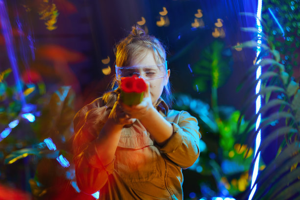 现代女孩与玩具枪和未来的眼镜在元宇宙图片下载