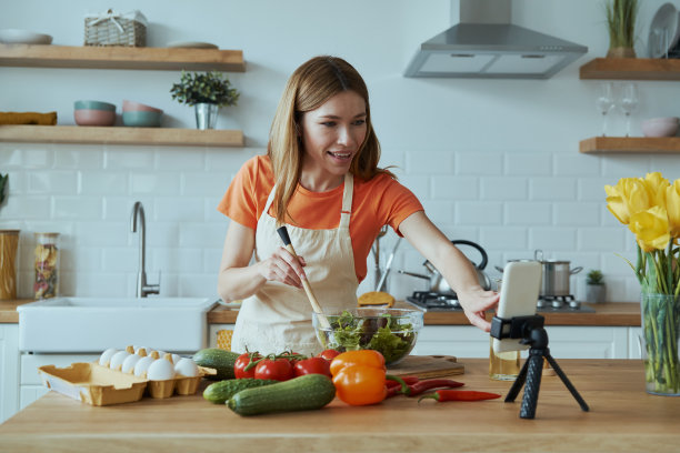 欢快的年轻女子烹饪和视频图片下载