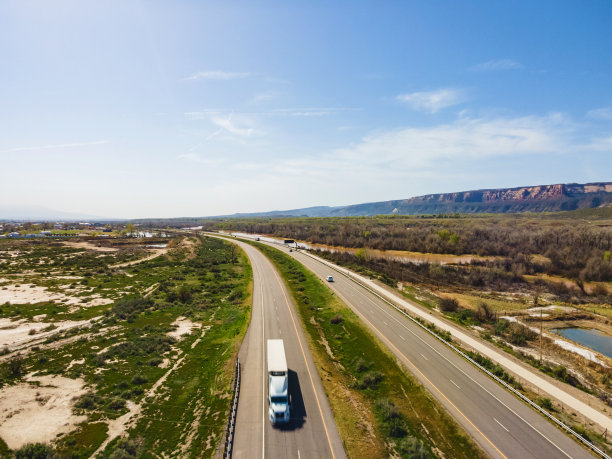 70号州际公路交通半卡车和汽车在西科罗拉多照片系列的鸟瞰图图片下载
