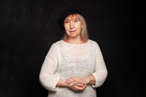 金发中年年长妇女在黑色背景肖像图片下载