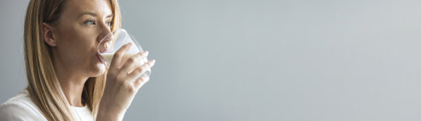 可爱的女孩喝牛奶。图片下载