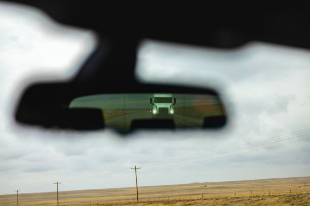 半卡车在评论镜实时雨和风暴州际70旅行在美国中西部从移动汽车照片系列晚春POV图片下载