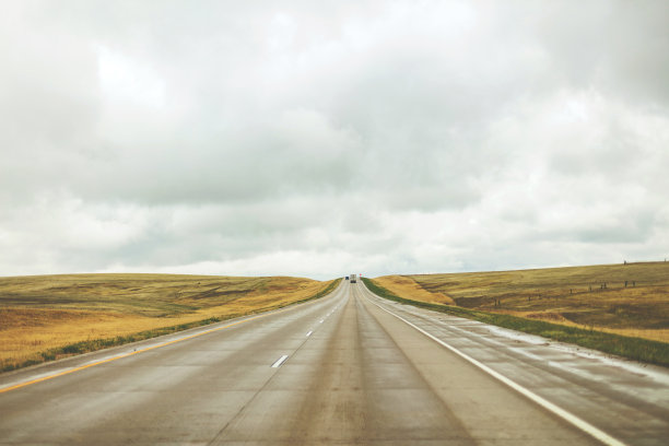 半卡车在距离雨和风暴州际70旅行在美国中西部迟春从移动汽车照片系列POV图片下载