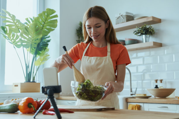 迷人的年轻女子烹饪和视频图片下载