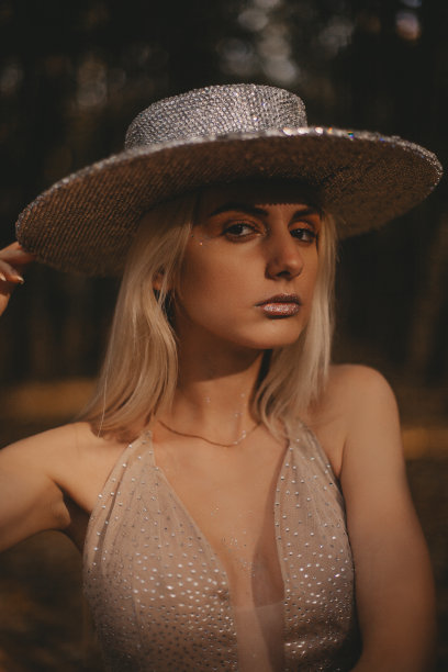 美丽的女人在秋天的照片图片下载