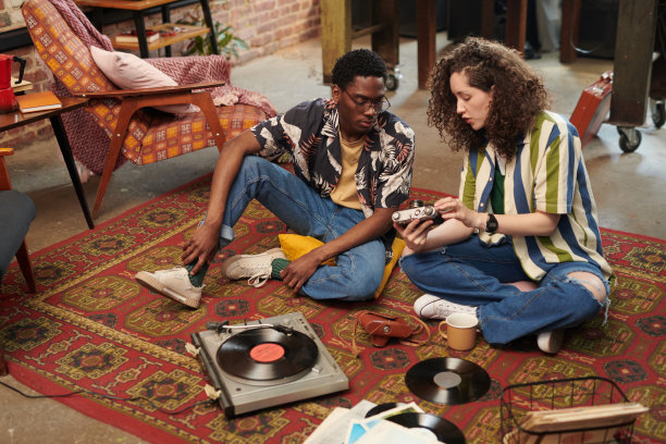 穿着休闲装的跨文化男孩和女孩在看照片相机图片下载